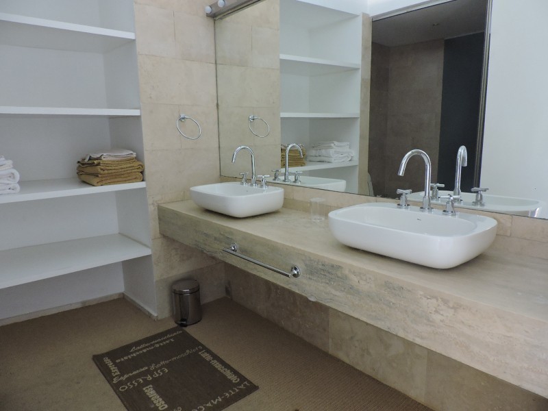 Departamento de 4 dormitorios y dependencia frente a la desembocadura